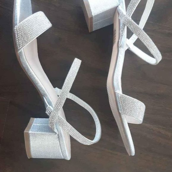 NEW Size 7.5 Silver Open-toed Shoe - Picture 3 of 5